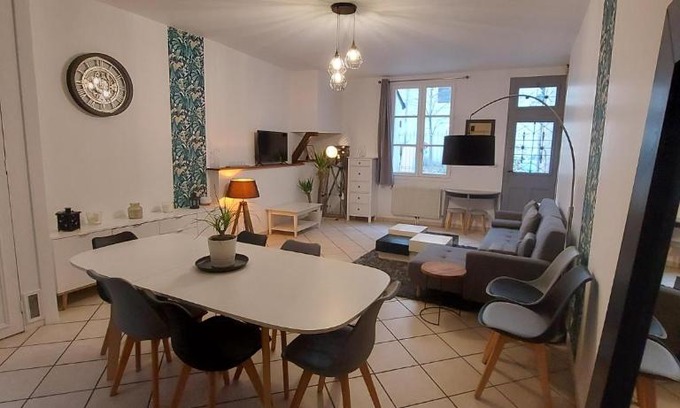 Chinon House | La Dodolela