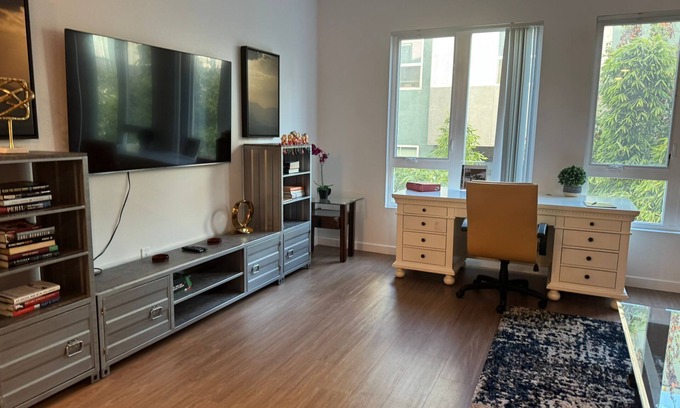 Little Tokyo House | LA Escape Cozy 2BR King in DTLA's Little Tokyo District