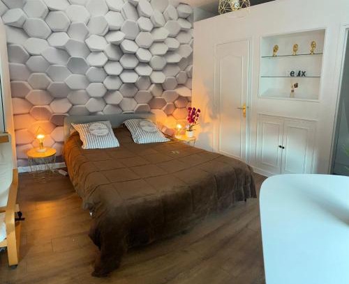 Achicourt Bed & Breakfast | La Fermette à Achicourt - Chambre ZEN, lit double avec grand bureau donnant sur cour au carré