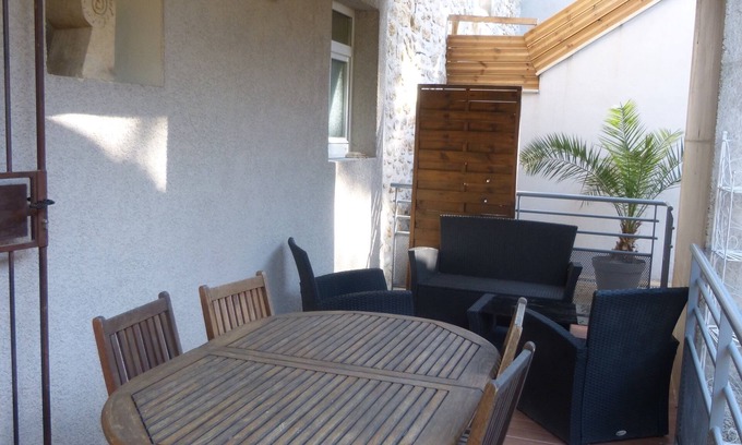 Vallon-Pont-d'Arc Cottage | La fontaine, gîte 70 m2, village center, in renovated house with 4 gîtes