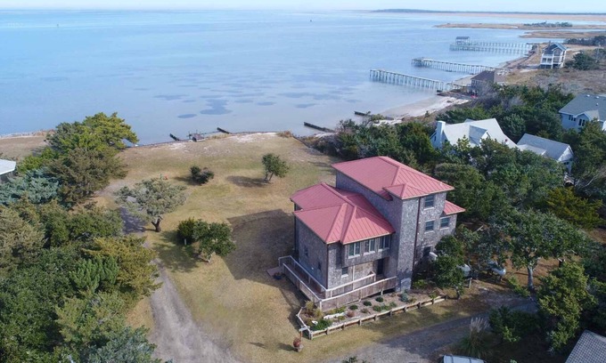 Ocracoke House | La Fortezza: Soundfront, large yard, covered porches, small dock.