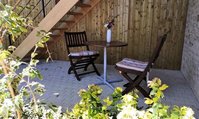 Ravenoville House | La Glycine, gite for 2-3 people, in the countryside, 5 km from the beach.