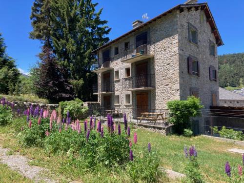 Formigueres Apartment | la grange T2 Centre Ville Jardin WIFI