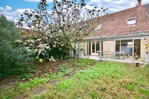 Decines-Charpieu House | La Halte Décinoise - Maison de avec jardin 103m2
