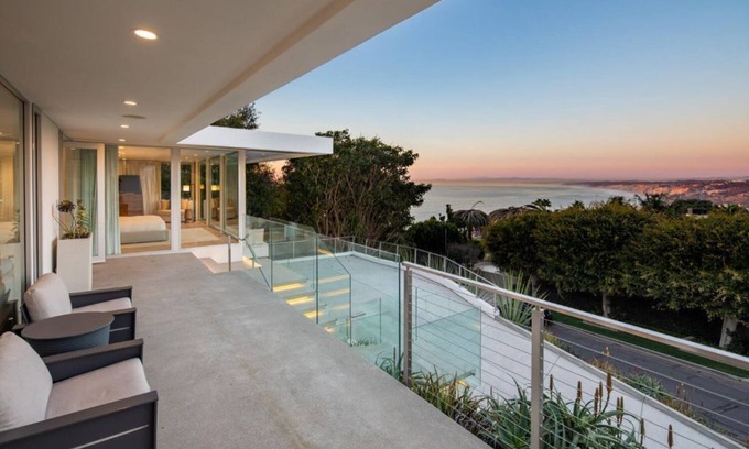 Country Club House | La Jolla Hillside Retreat with Ocean Views, Chef's Kitchen & Hot Tub