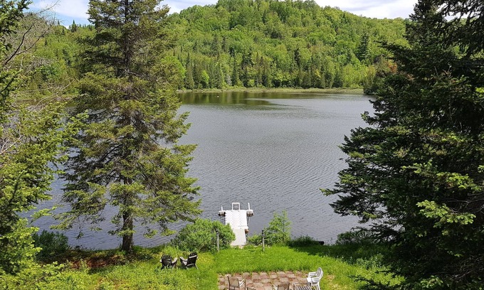 Val Morin Ski Chalet | La Kamik bord de lac - Lakefront Laurentian chalet