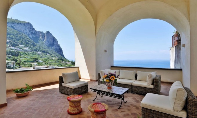 Capri House | La Loggia, a splendid Capri house a stone's throw from the famous square