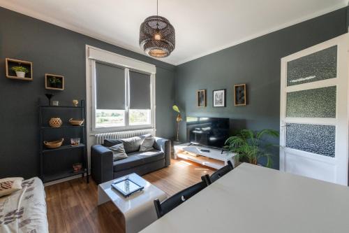 Grigny Apartment | La LYONNAISE - Climatisation - Proche Lyon et commodités, Transports, Tout équipé