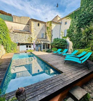Collias House | LA MAISON D'ÔRÉ - Billard, fléchettes, cheminée