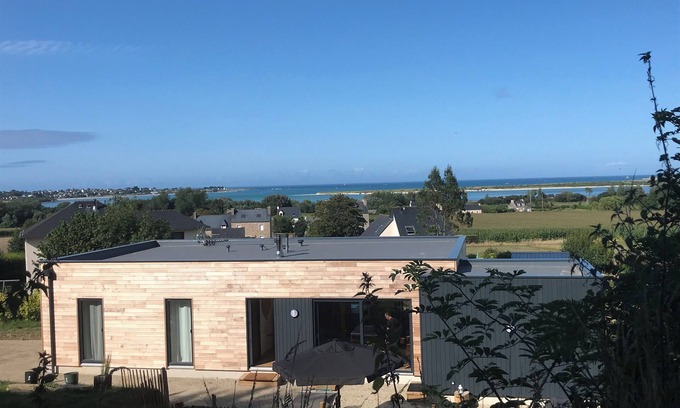 Goulven House | La Maison d'Eugénie 2 to 6 pers with jacuzzi sea view, quiet location with large garden.