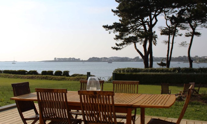 Landeda House | La Maison de l'Aber, at the edge of Aber Wrach, sea view