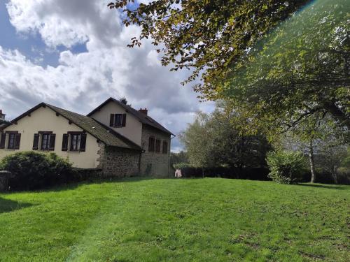 Ladignac le Long House | La Maison des Etangs Gite