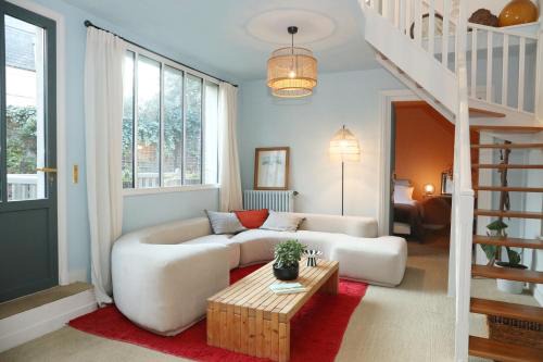 Senlis Apartment | La Maison des Rues Pavées avec jardin by La Boîte En Plus