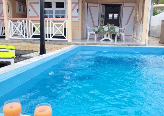 Le Vauclin House | La Maison du Pécheur 97280 vous propose 2 bungalow, 2 Piscine privé avec jaccuzi intégrés, a 5 min de la plage et 2 min du port de pêche