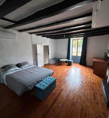 Saint-Pierre-sur-Orthe House | La maison du stade