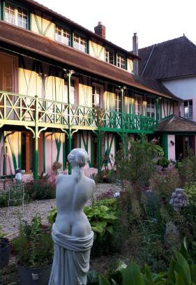 Saint-Pierre-d'Autils House | La maison rose