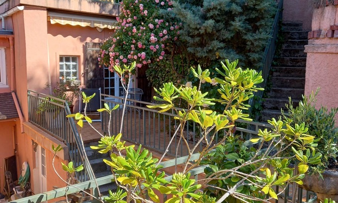 Nemours House | La maison rose: Atypical house - town center - Near train station