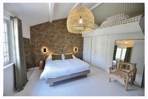 Roanne House | La Maison Rose, chaleureuse et luxueuse