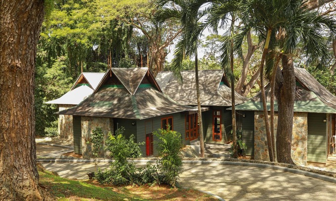 Roselle Villa | La Maison Verte - a 'country' feel, centrally set!