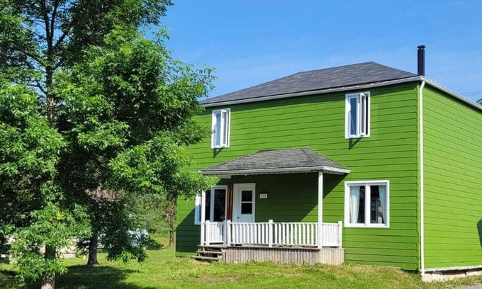 Murdochville House | La Maison Verte is a cozy homestead a few hundred meters from Mount Miller.