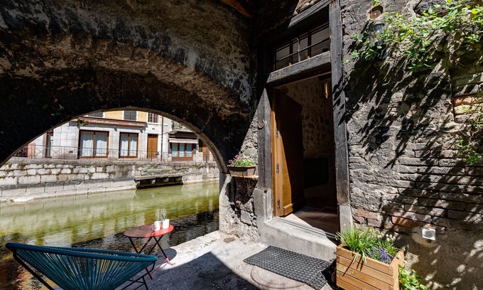 Annecy Old Town Apartment | La Maisonnette du Thiou - 50 square meters in the heart of Annecy