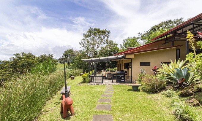 Angeles Sur Cottage | La Martina Countryside Cottage in San Ramón midway between SJ and La Fortuna
