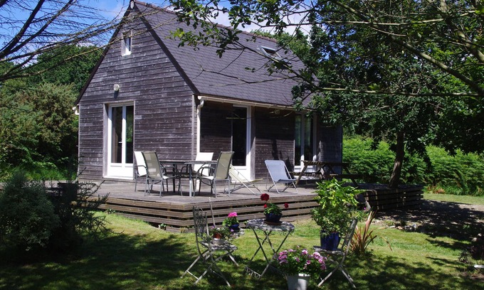 Roscanvel House | La Mer à pied, wooden house nestled in the countryside.