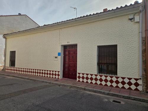 Nava de la Asuncion House | La Nava, casa de pueblo con patio y calefacción con chimenea