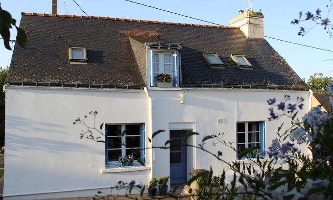 Pleugriffet House | La P'tite House with Blue Shutters - Small Gîte du Center Bretagne