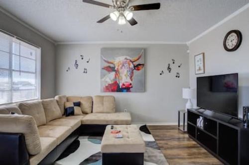 Lubbock House | La Palma Lodge Near Texas Tech and Top Restaurants
