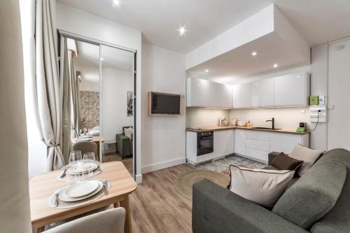 Republique - Tolstoi Apartment | La palmeraie AIL