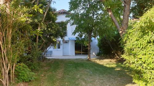 Quillan House | LA PETITE BICOQUE au fond du jardin