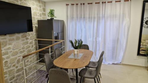 Puicheric Apartment | La Pierre Dorée