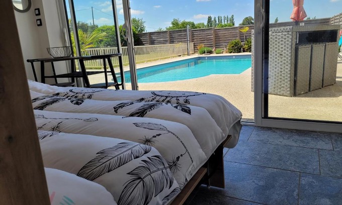 Saint-Aubin-du-Plain Bed & Breakfast | La pool house