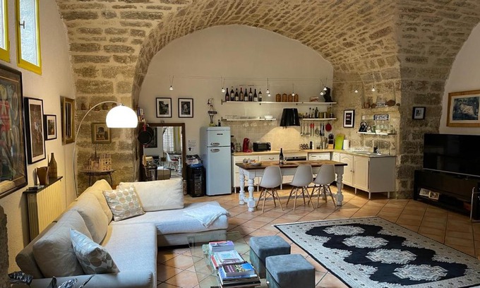 Pezenas Apartment | La Porte Rouge