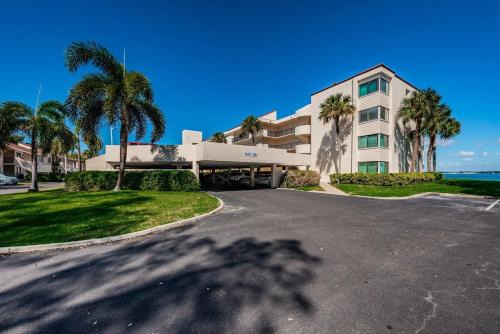 Isla del Sol House | La Puerta Island Retreat with Florida Flair