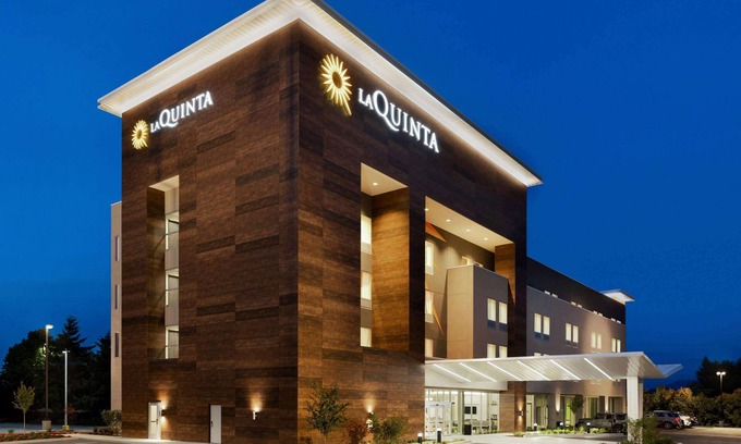 Burlington Hotel | La Quinta Inn & Suites by Wyndham Burlington