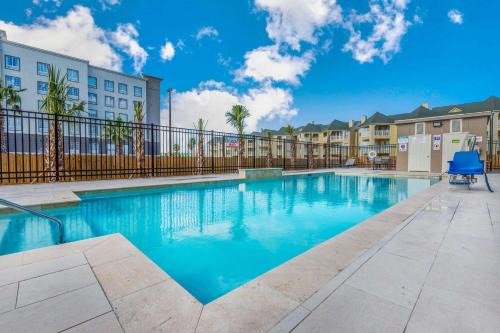 Galveston Hotel | La Quinta Inn & Suites by Wyndham Galveston West Seawall