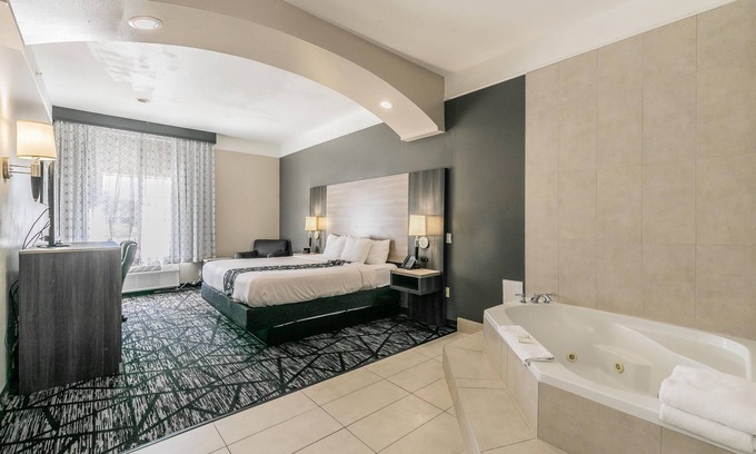 Granbury Hotel | La Quinta Inn & Suites by Wyndham Granbury