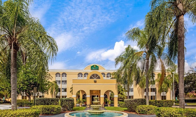 Miami Lakes Hotel | La Quinta Inn & Suites by Wyndham Miami Lakes