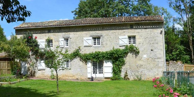 Cherveux Apartment | La Roche Cantin