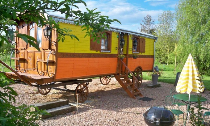 La Hoguette Bed & Breakfast | La roulotte de Pommette et Billy - Larès