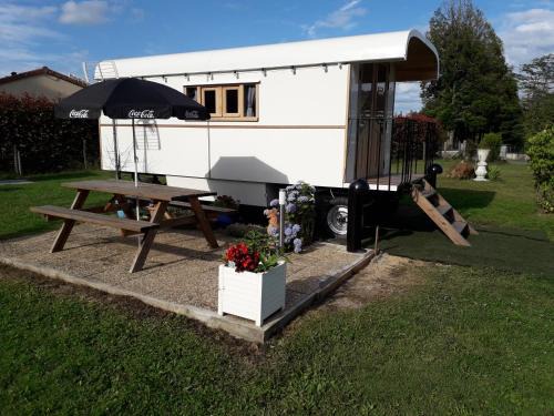 Cieux Bed & Breakfast | La roulotte des Trois Arbres