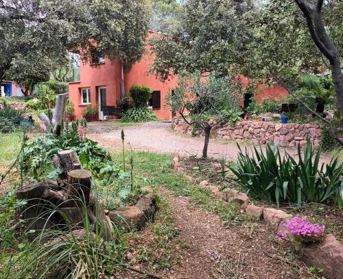 Puget-Ville Apartment | La Salamandre,Charmant T2 Calme et nature à Puget-Ville
