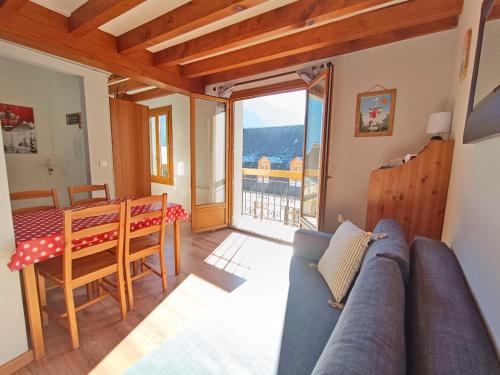 Bagneres-de-Luchon Apartment | La Tanière, T2 duplex, centre Luchon, 4 personnes, wifi, 3ème étage