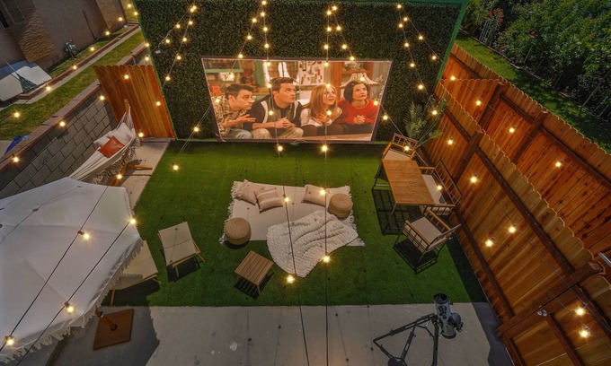 Hawthorne House | La Tierra House · 15 Min to Beach · Movie Lounge