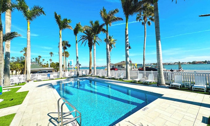 Pass-a-Grille Historic District Apartment | La Tortuga Historic Pass A Grille St Pete Beach 6-9