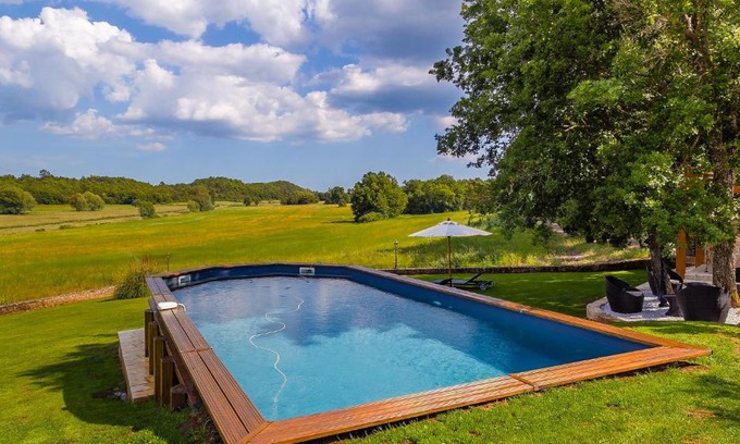 Montmeyan Bed & Breakfast | La Tour d'Enguernes