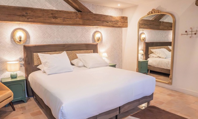 Pezenas Apartment | La Tour, Gîte Haut de Gamme aux Charpentes Apparentes, Avec Piscine et Sauna
