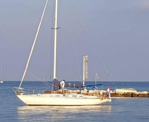 Municipio 3 Boat Rental | La tua stanza a vela sul mare